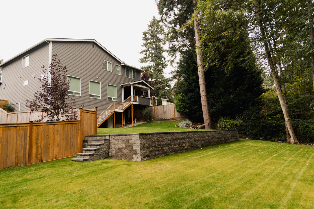 retaining wall made from stone pavers